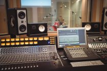 Звуковий мікшер в інтер'єрі студії звукозапису — стокове фото