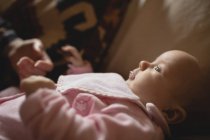 Gros plan de bébé mignon couché sur le dos à la maison — Photo de stock