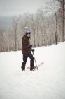 Людина, катання на лижах на горі — стокове фото