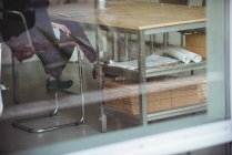 Бізнес-виконавчий сидить на стільці в офісі — стокове фото
