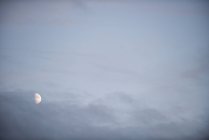 Vista tranquila da lua no céu nublado — Fotografia de Stock