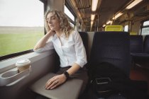 Donna d'affari stanca che dorme in treno mentre viaggia — Foto stock