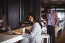 Geschäftsfrau arbeitet im Büro über Laptop — Stockfoto