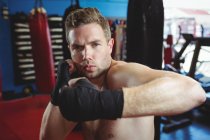 Портрет боксера, що виконує боксерську позицію у фітнес-студії — стокове фото