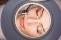 Primo piano del dermatologo che esegue la depilazione laser sul viso del paziente in clinica — Foto stock