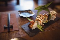 Sushis frais garnis dans une assiette au restaurant — Photo de stock
