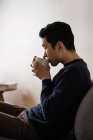 Uomo che beve una tazza di caffè a casa — Foto stock