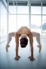 Ballerina che pratica danza classica in studio — Foto stock