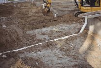 Entwässerungsrohr unter Schlamm auf Baustelle — Stockfoto
