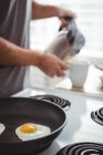 Крупный план жареного яйца в сковороде на кухне — стоковое фото