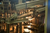 Gros plan de la machine à éprouvettes dans l'usine de jus — Photo de stock