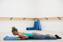 Frau führt Dehnübungen im Fitnessstudio durch — Stockfoto