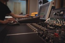 Ingénieur audio utilisant un mixeur dans un studio d'enregistrement — Photo de stock