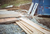 Pilha de tábuas de madeira no local de construção — Fotografia de Stock