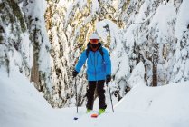 Escursioni con gli sci sul paesaggio innevato — Foto stock