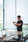 Бізнес-керівник за допомогою цифрового планшета в офісі — стокове фото