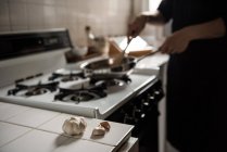 Чоловік готує їжу на кухні вдома — стокове фото