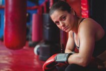Retrato del boxeador femenino en el gimnasio - foto de stock