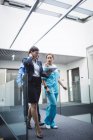 Доктор і медсестра, обговорюючи над цифровий планшетний перебуваючи в лікарні коридор — стокове фото
