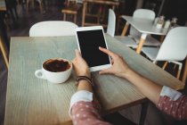 Mano della donna che utilizza tablet digitale in caffè — Foto stock