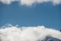 Vista panorámica de la cima de la montaña y las nubes - foto de stock