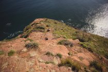 Высокий угол обзора скалы и морской воды — стоковое фото