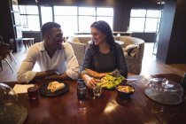 Щаслива пара на побаченні в ресторані — стокове фото
