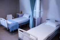Vista offuscata dei letti ospedalieri vuoti in reparto di ospedale — Foto stock