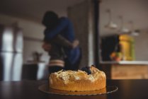 Torta ai mirtilli sul tavolo in soggiorno a casa — Foto stock