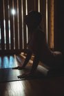 Femme pratiquant le yoga dans un studio de fitness — Photo de stock