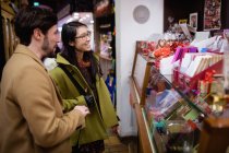 Couple heureux debout au comptoir de cadeaux dans le supermarché — Photo de stock