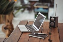 Laptop und Lautsprecher mit Tagebuch zu Hause auf dem Tisch — Stockfoto