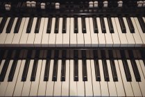 Primo piano della tastiera del pianoforte in studio di registrazione — Foto stock