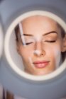 Gros plan du dermatologue effectuant l'épilation au laser sur le visage du patient en clinique — Photo de stock
