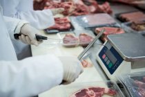 Metzger schärft Messer in Fleischfabrik — Stockfoto