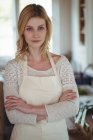 Портрет красива жінка, стоячи з руки перетнув кухні — стокове фото