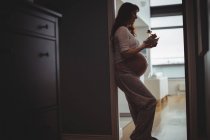 Schwangere hat Salat zu Hause — Stockfoto