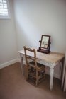 Tisch und Stuhl mit Spiegel im heimischen Schlafzimmer leer — Stockfoto