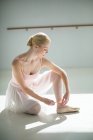 Ballerina che indossa scarpe da ballo nello studio di danza classica — Foto stock