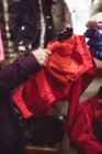 Primer plano de las compras de mujeres en una tienda de ropa - foto de stock