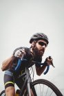 Entschlossener männlicher Athlet beim Fahrradfahren — Stockfoto