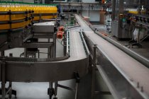 Vista de ángulo alto de las líneas de producción en la fábrica de jugo - foto de stock