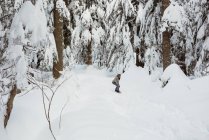 Woman snowboarding on snowy mountain slope — Stock Photo