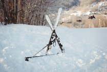 Skis debout sur un paysage enneigé pendant l'hiver — Photo de stock