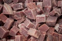 Gros plan de la pile de cubes de viande à l'usine de viande — Photo de stock