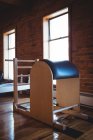 Reformador de esporte no interior vazio estúdio de fitness — Fotografia de Stock
