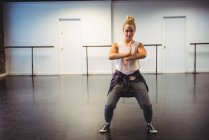 Donna che pratica una mossa di danza in studio di danza — Foto stock