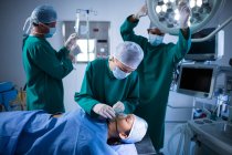Хірурги, регулюючи кисневою маскою на пацієнта в театрі операції лікарні — стокове фото