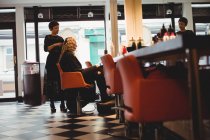 Жіночий перукар стилізації клієнтів волосся салон — стокове фото