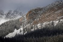 Vista panoramica della catena montuosa innevata in inverno — Foto stock